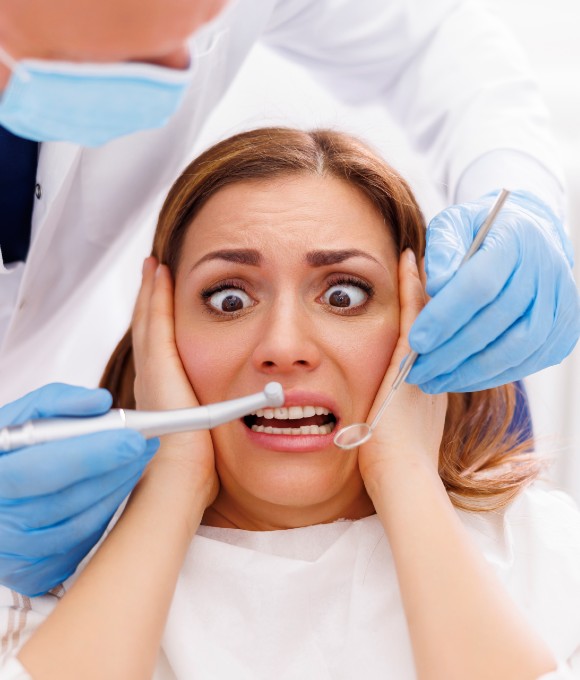 אישה מפוחדת מטיפול שיניים. אנו מציעים טיפול שיניים בהרדמה מלאה